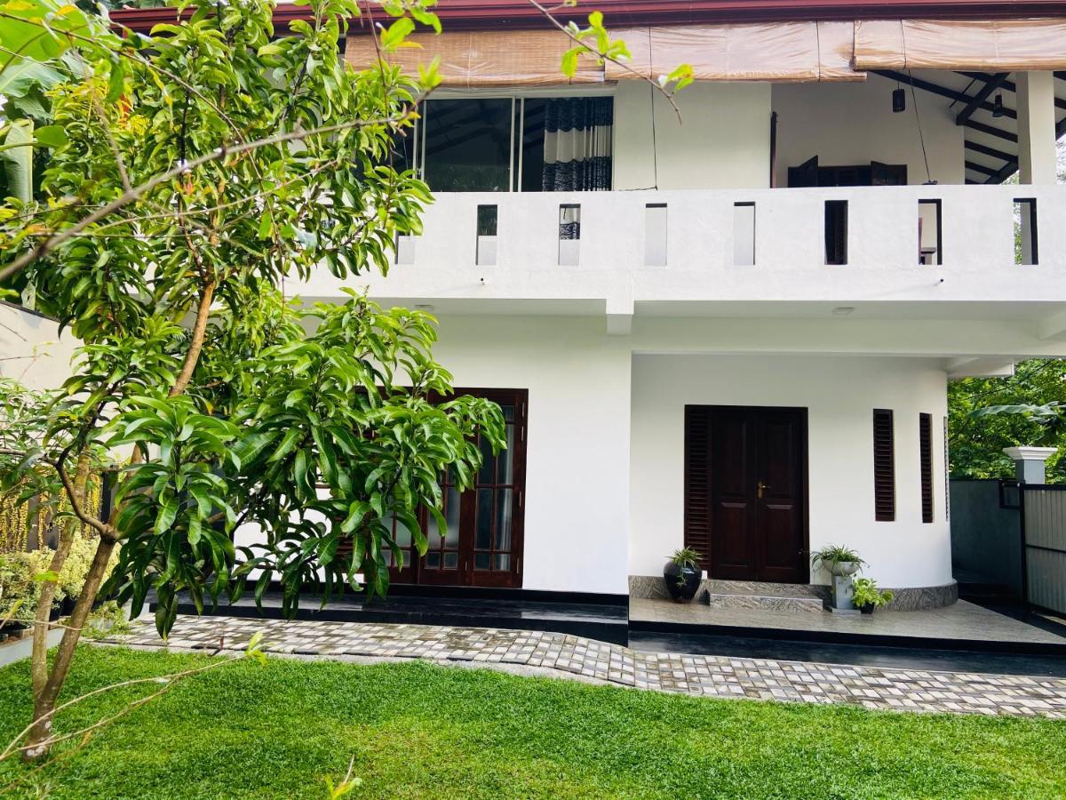 Sun White Villa Hikkaduwa Bagian luar foto